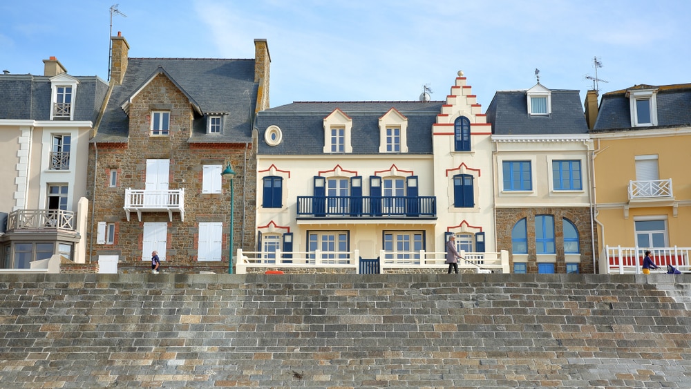 Villas balnéaires malouines en front de mer sur la digue de Rochebonne à Saint-Malo