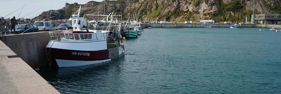 Petit chalutier côtier au port d’Erquy, en Bretagne