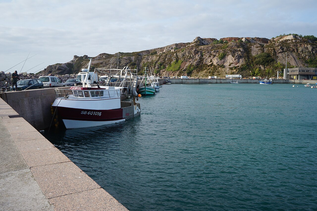 Petit chalutier côtier au port d’Erquy, en Bretagne