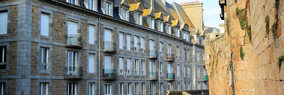 Saint-Malo intra-muros vu depuis les remparts, arrière de la Grande Porte