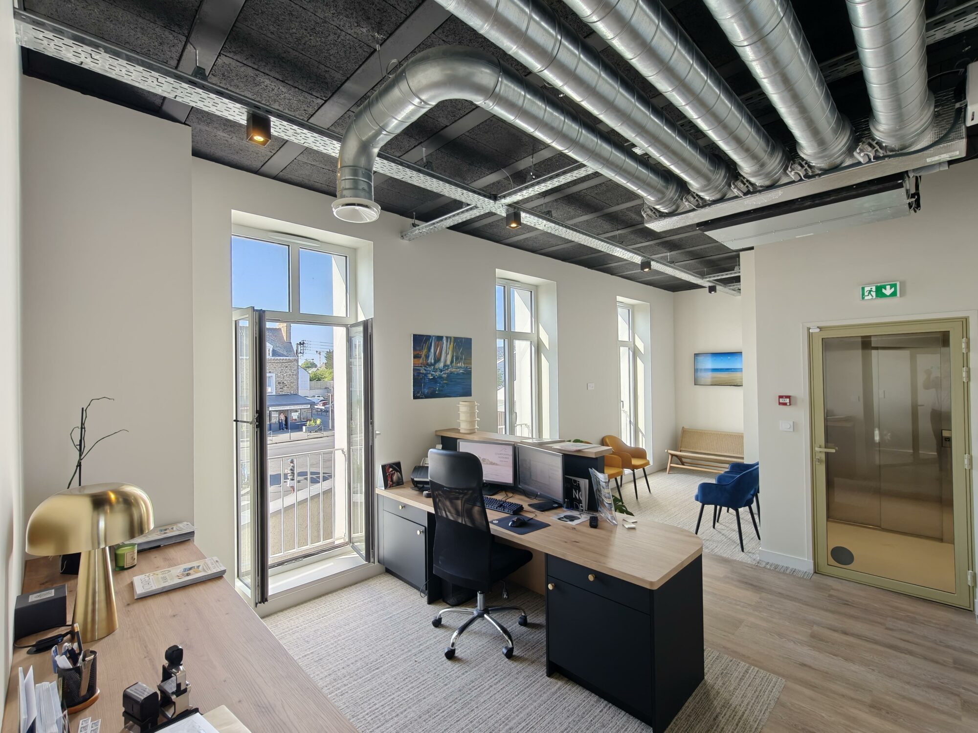 Espace d'accueil lumineux de l'etude Courtoisville Notaires a Saint-Malo, ouvert sur la ville