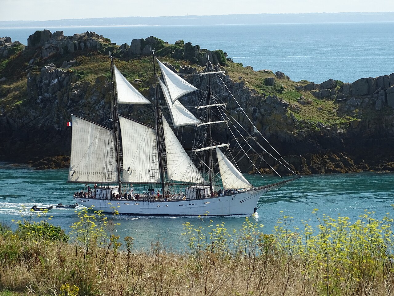 Voilier de plaisance au large de la Pointe du Grouin, près de Saint-Malo